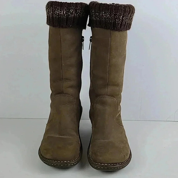 Ugg Australia Skylair 1936 leather boot with sheepskin lining - Picture 1 of 10